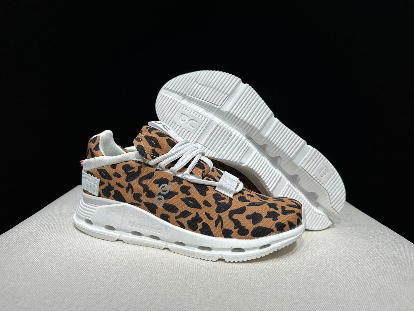 Leopard-print casual sneaker with a lightweight white hollow sole